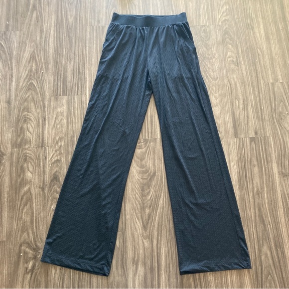 Alo Yoga Mesh All-Star Wide Leg Pant and Bra Tank in Black - Picture 9 of 10